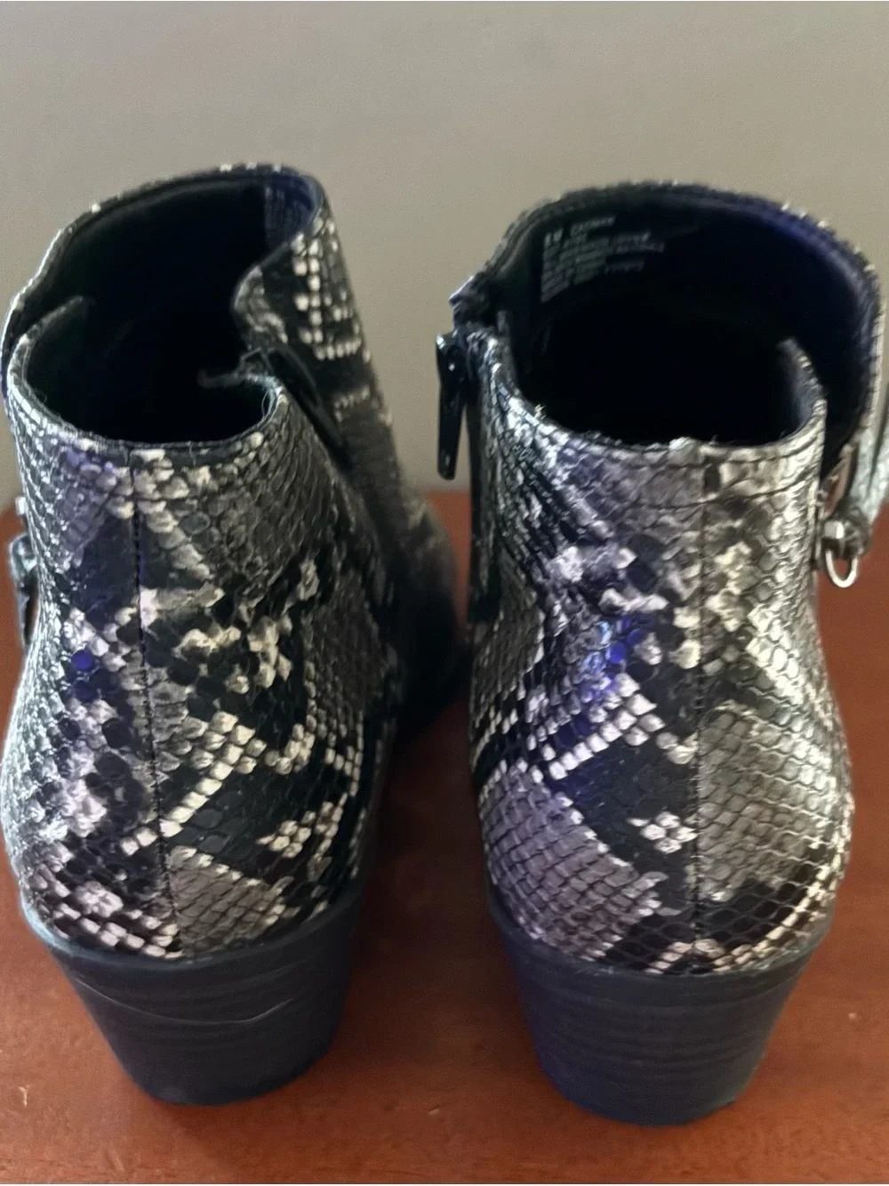 Arizona Jean Company Black & Gray Snake-Print Ankle Booties Size 8